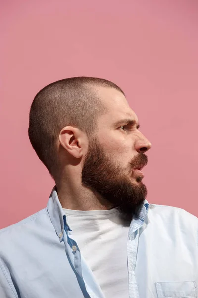 Isolado em rosa jovem casual homem nojento no estúdio — Fotografia de Stock