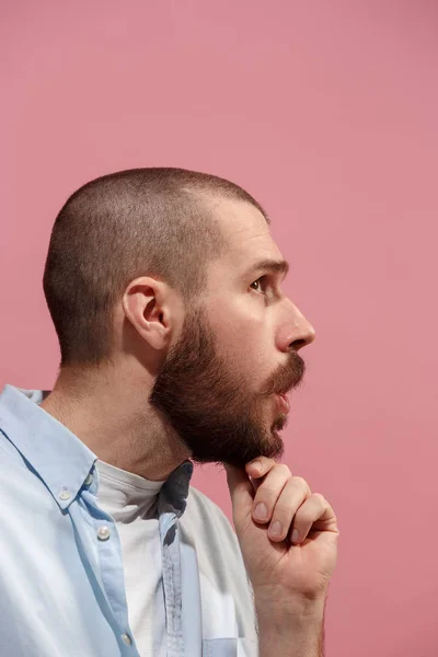 Isoliert auf rosa jungen lässigen Mann tratscht im Studio — Stockfoto