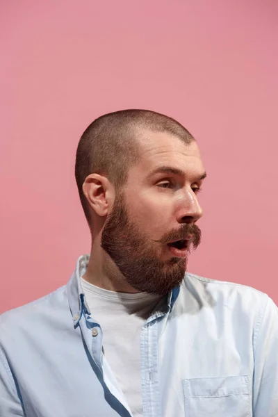 Aislado en rosa joven casual hombre es aburrido en el estudio — Foto de Stock