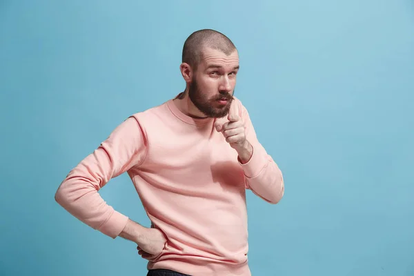 Misstrauen. zweifelnder nachdenklicher Mann mit nachdenklichem Gesichtsausdruck, der vor rosa Hintergrund die Wahl trifft — Stockfoto