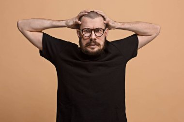 Stres üzerine pastel izole yakışıklı adam