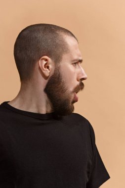 Pastel genç casual adam stüdyoda dedikodu izole