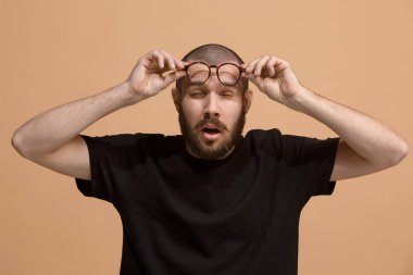 Güzel sıkılmış adam sıkılmış üzerinde Pastel arka plan izole