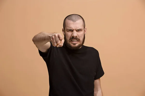 El hombre de negocios dominante te señala y te quiere, retrato de primer plano de media longitud sobre fondo pastel . — Foto de Stock