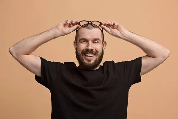 L'uomo d'affari felice in piedi e sorridente sullo sfondo pastello . — Foto Stock