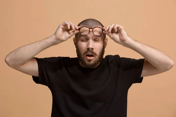 Mooie verveelde man verveeld geïsoleerd op pastel achtergrond — Stockfoto