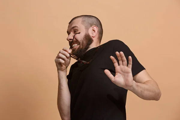 Retrato del hombre asustado sobre pastel — Foto de Stock