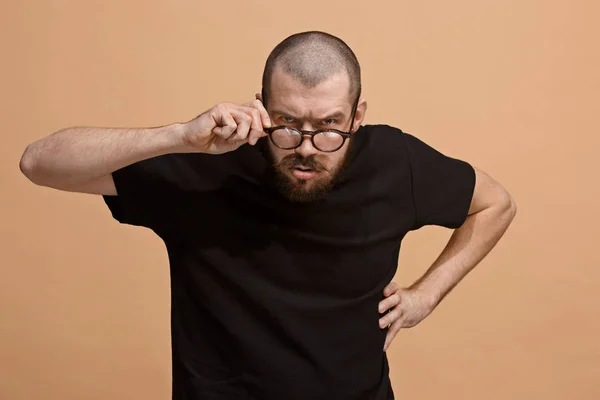 O jovem homem irritado emocional no fundo do estúdio pastel — Fotografia de Stock