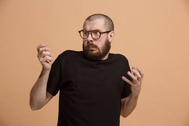 Düşünmeme izin ver. Şüpheli dalgın adam düşünceli ifade pastel arka plan kararı ile