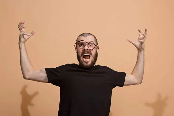 O jovem homem irritado emocional no fundo do estúdio pastel — Fotografia de Stock