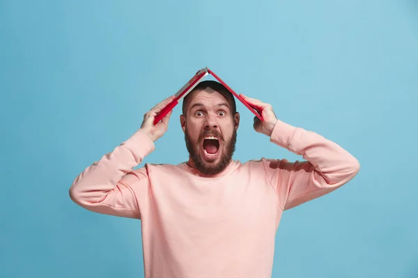 Stilig man i har med laptop isolerade på blå — Stockfoto