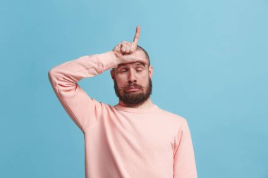 Mavi izole stres yakışıklı adam