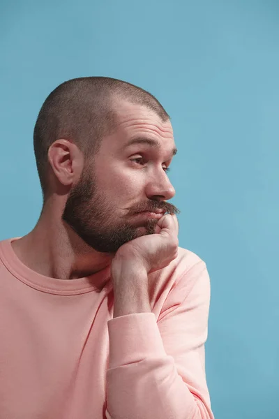 Bel homme ennuyé ennuyé isolé sur fond bleu — Photo