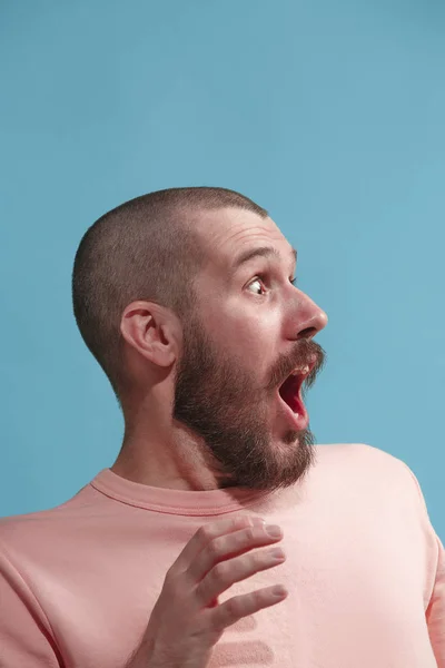 Isolado em pastel jovem casual homem tem medo no estúdio — Fotografia de Stock