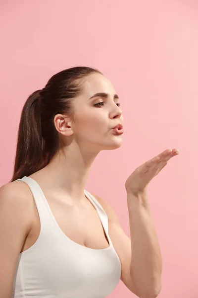 Retrato de chica linda atractiva con maquillaje brillante con beso aislado sobre fondo rosa —  Fotos de Stock