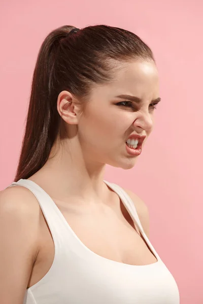 Portrait of an angry woman isolated on a pink background — Stock Photo, Image