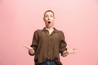 Güzel kadın sürpriz izole üzerinde pembe arıyor