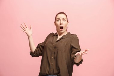 Güzel kadın sürpriz izole üzerinde pembe arıyor