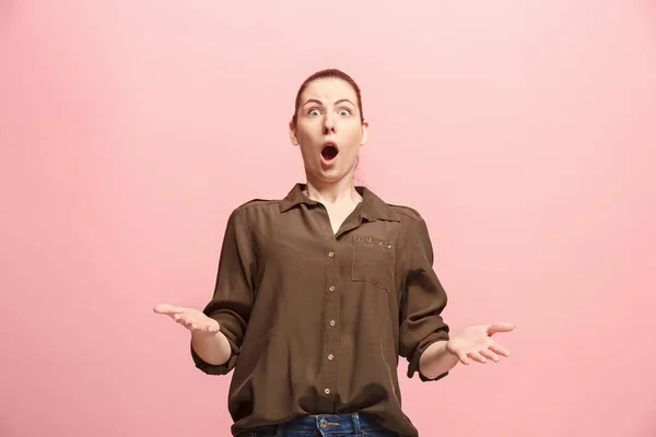 Hermosa mujer mirando sorprendido aislado en rosa — Foto de Stock