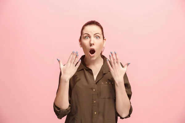 Hermosa mujer mirando sorprendido aislado en rosa — Foto de Stock