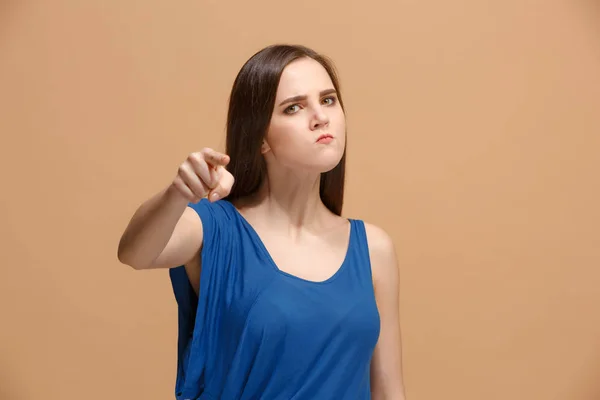 Die anmaßende Frau zeigt auf dich und will dich, halblange Nahaufnahme Porträt auf pastellfarbenem Hintergrund. — Stockfoto