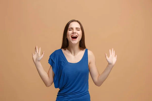 The happy business woman standing and smiling against pastel background. — Stock Photo, Image