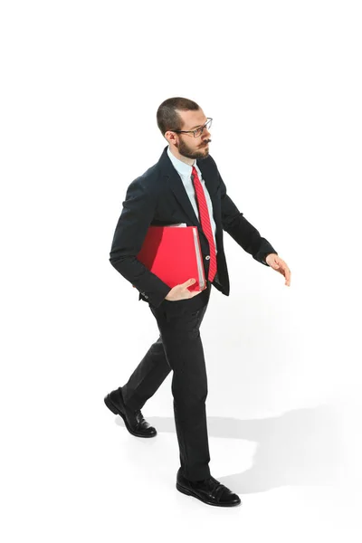 Retrato de cuerpo completo de hombre de negocios con carpeta en blanco — Foto de Stock