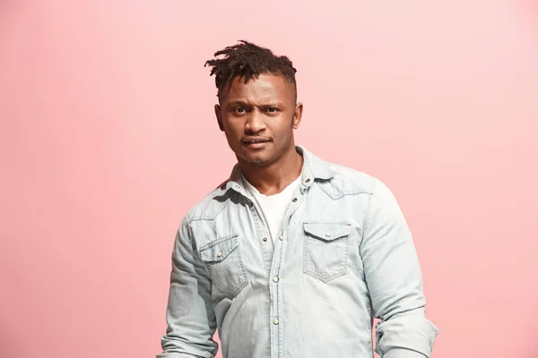 Hombre guapo mirando sorprendido aislado en rosa —  Fotos de Stock