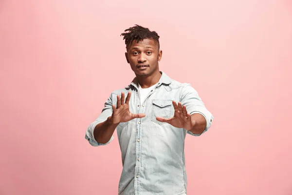 Bonito homem olhando suprised isolado em rosa — Fotografia de Stock