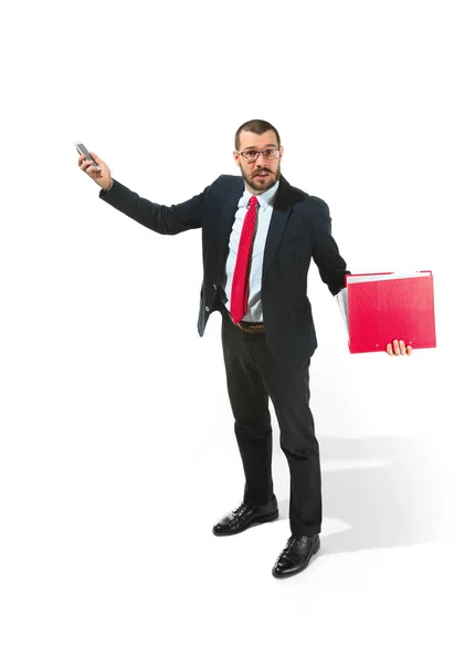 Hombre de negocios enojado hablando por teléfono con la carpeta en la mano aislado sobre fondo blanco en el rodaje de estudio — Foto de Stock
