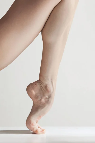 Yakın çekim balerinler ayak beyaz zemin üzerinde — Stok fotoğraf