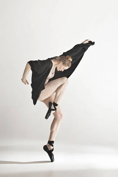 Młoda piękna tancerka beżowy strój kąpielowy taniec na szarym tle — Zdjęcie stockowe