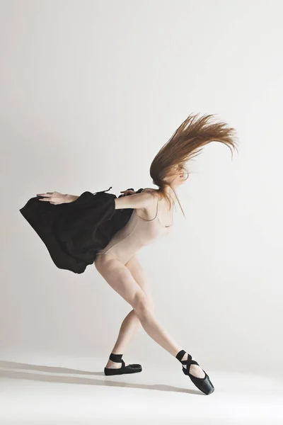 베이지색 수영복 회색 배경에 댄스에 젊은 아름 다운 댄서 — 스톡 사진