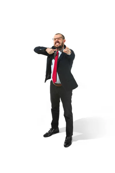 Hombre de negocios enojado amenazando y apuntando a la cámara. Aislado sobre blanco . — Foto de Stock