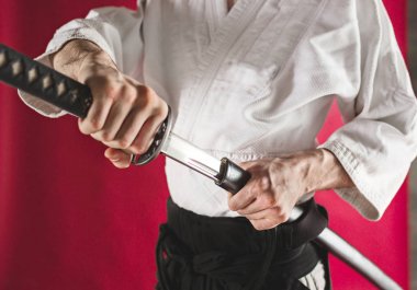 Genç adam stüdyoda Aikido eğitimi