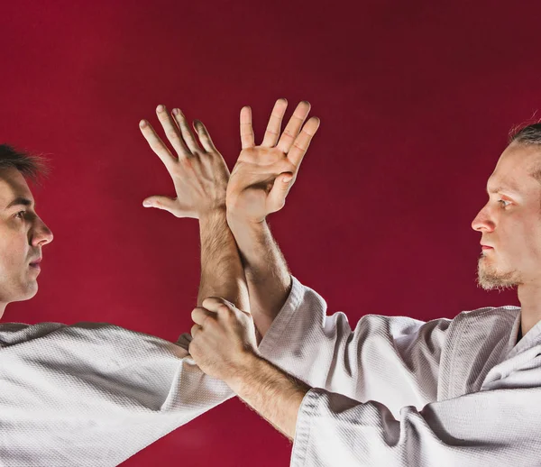 Två män slåss på Aikido träning i kampsport skolan — Stockfoto