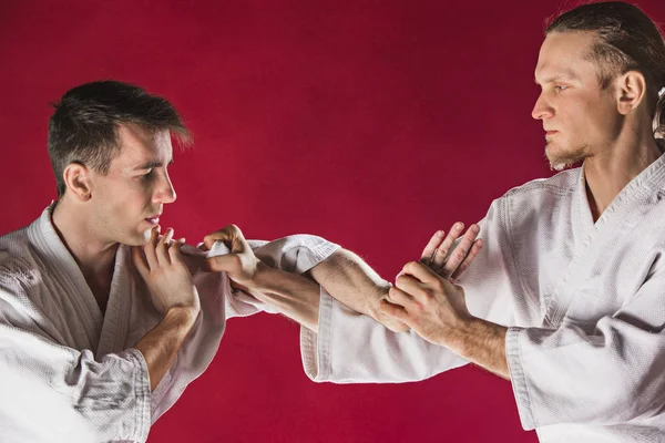 Två män slåss på Aikido träning i kampsport skolan — Stockfoto