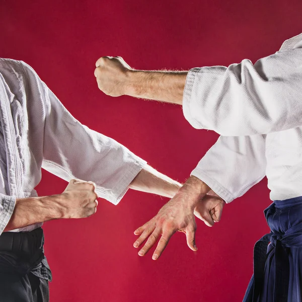 Dos hombres luchando en el entrenamiento de Aikido en la escuela de artes marciales — Foto de Stock