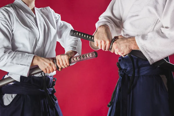 De två männen tränar Aikido på studio — Stockfoto