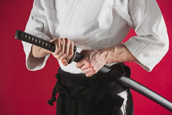 Der junge Mann trainiert Aikido im Studio — Stockfoto