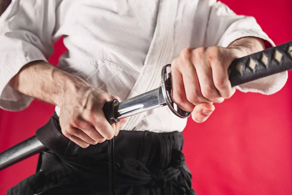 El joven está entrenando a Aikido en el estudio. — Foto de Stock