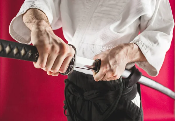 O jovem está treinando Aikido no estúdio — Fotografia de Stock