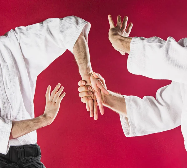 Dos hombres luchando en el entrenamiento de Aikido en la escuela de artes marciales — Foto de Stock