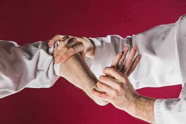 Twee mannen vechten op aikidostage in martial arts school — Stockfoto