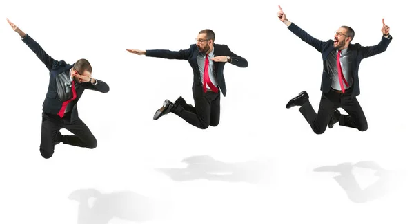 Веселий веселий бізнесмен стрибає в повітрі на білому тлі — стокове фото