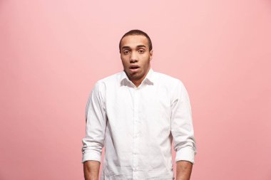 Pink çekici adam şaşırmış bakan izole genç