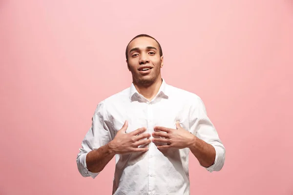 O homem de negócios feliz de pé e sorrindo contra fundo rosa . — Fotografia de Stock