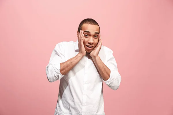 Hombre guapo mirando sorprendido aislado en rosa — Foto de Stock