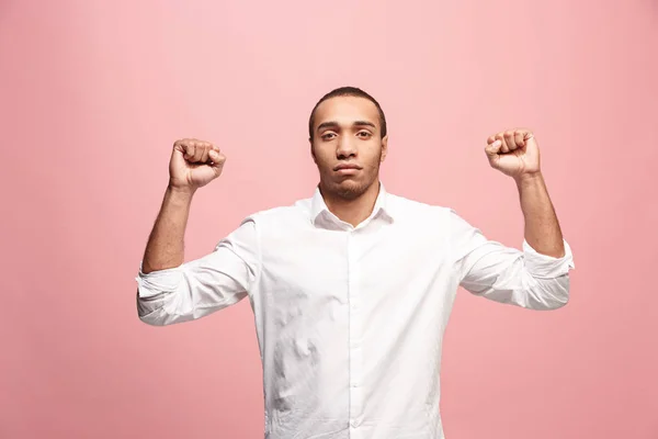 Ganhar o sucesso homem feliz extático celebrando ser um vencedor. Imagem energética dinâmica do modelo masculino — Fotografia de Stock