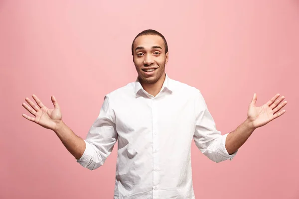 Schöner Mann sieht überrascht isoliert auf rosa — Stockfoto